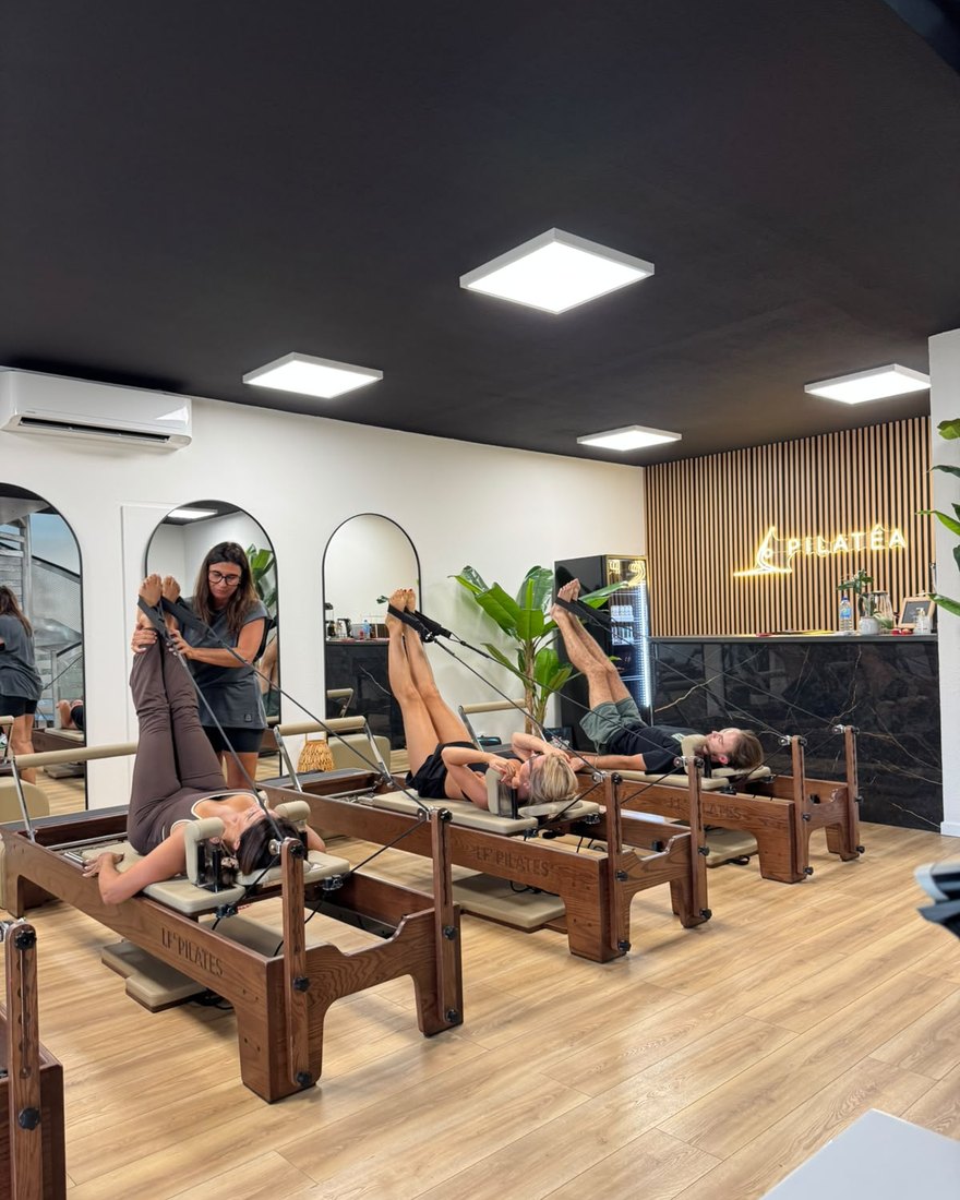 Une séance de Pilates Reformer au studio Pilatéa, la coach et ses clientes
