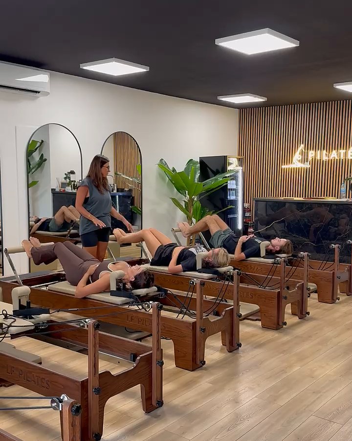 Exercice de jambes sur les Reformers, en petit groupe